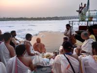 Yamuna Arati by HH Swamiji (20 March 2025)